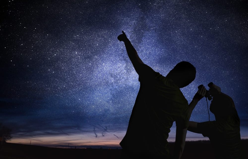 Débuter l’astronomie en famille : nos conseils pour avoir la tête dans les étoiles