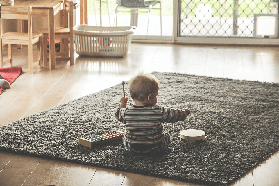 Bébé qui joue avec des instruments de musique
