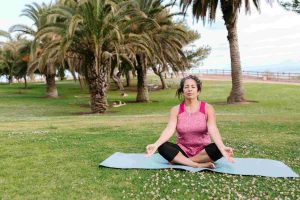le yoga aide à mieux supporter les symptômes de la ménopause.