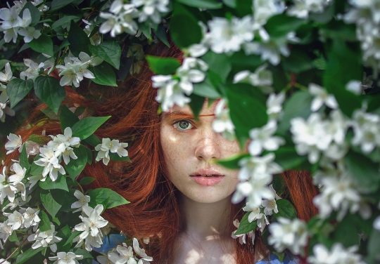 Dites au revoir aux cheveux blancs grâce au henné en deux étapes !
