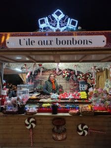 Un stand de bonbons au marché de Noël d'Ajaccio qui donne envie de partir visiter la Corse en hiver