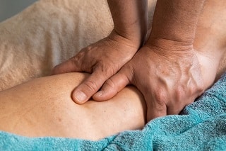 Les massage d'un kinésithérapeute sont importants pour traiter durablement une tendinite.