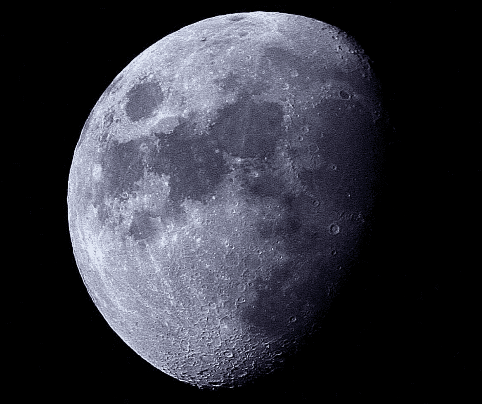 Lune gibbeuse éclairée sur la gauche de l'image par le soleil.