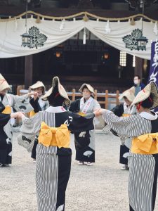 Pourquoi les japonais sont centenaires : l'exercice physique régulier. Ici 7 femmes agées à Okinawa, en pleine forme, dansent en habits traditionnels. 