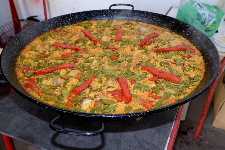 Paella de Valence cuite dans un plat typique