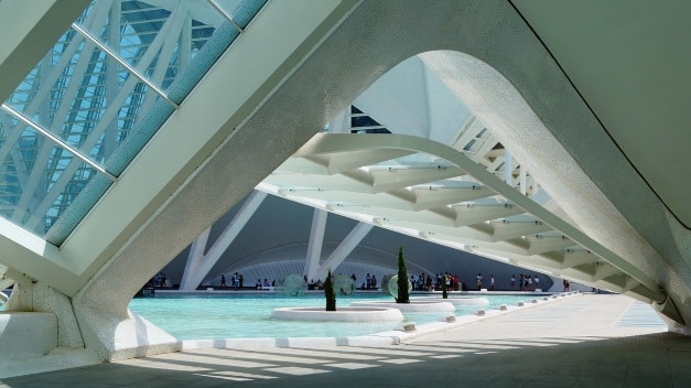 Architecture très moderne de la Cité des Arts et des Sciences