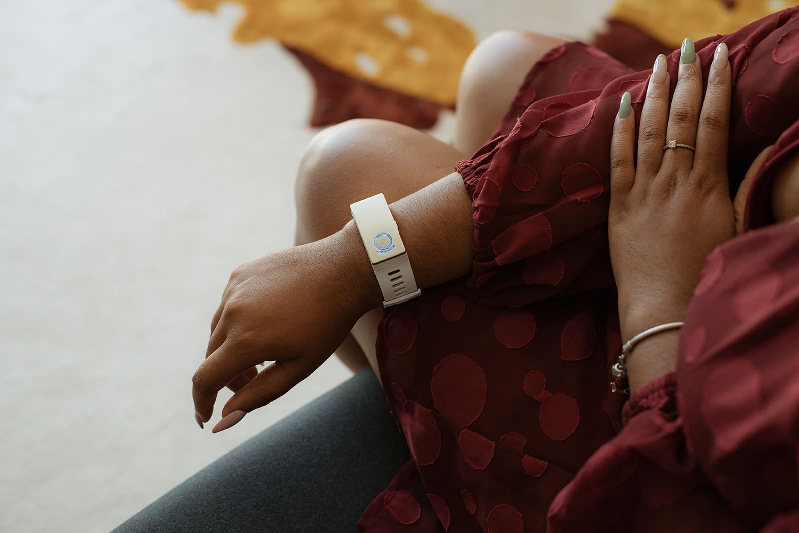 Une femme porte à son poignet le bracelet de neurostimulation pour traiter la fibromyalgie