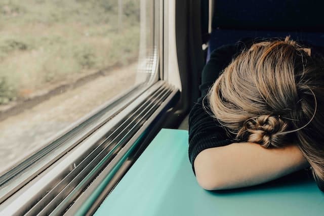 Une femme atteinte de fibromyalgie endormie dans un bus