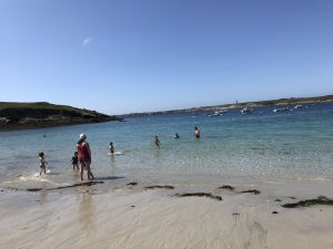 Une baignade fraîche dans les eaux claires du Finistère nord