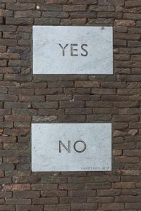 Prendre une décision rationnelle-Image d'un mur avec 2 affiches YES et NO
