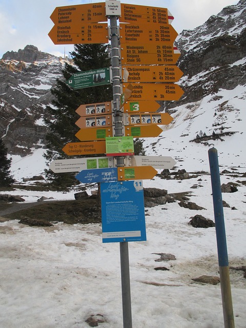 Plusieurs panneaux de signalisation pour les chemins de randonnée pédestre en Suisse.