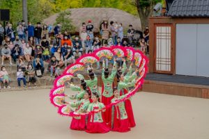 La danse de l'éventail, buchaechum, est une danse traditionnelle coréenne.