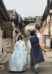 Un couple portant la tenue traditionnelle coréenne, le hanbok.