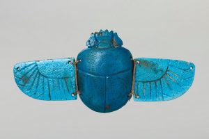 Photographie d'une amulette égyptienne : le scarabée de cœur ailé.