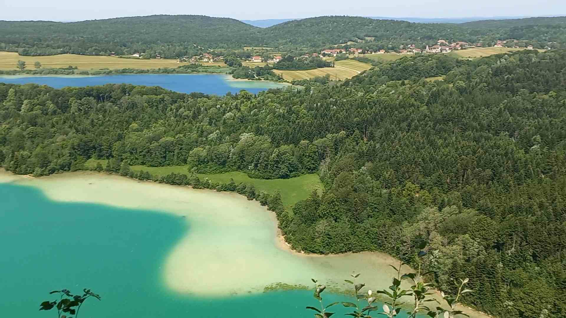Belvédère des quatre lacs, dans le Haut-Jura. On y voit une forêt et deux lacs