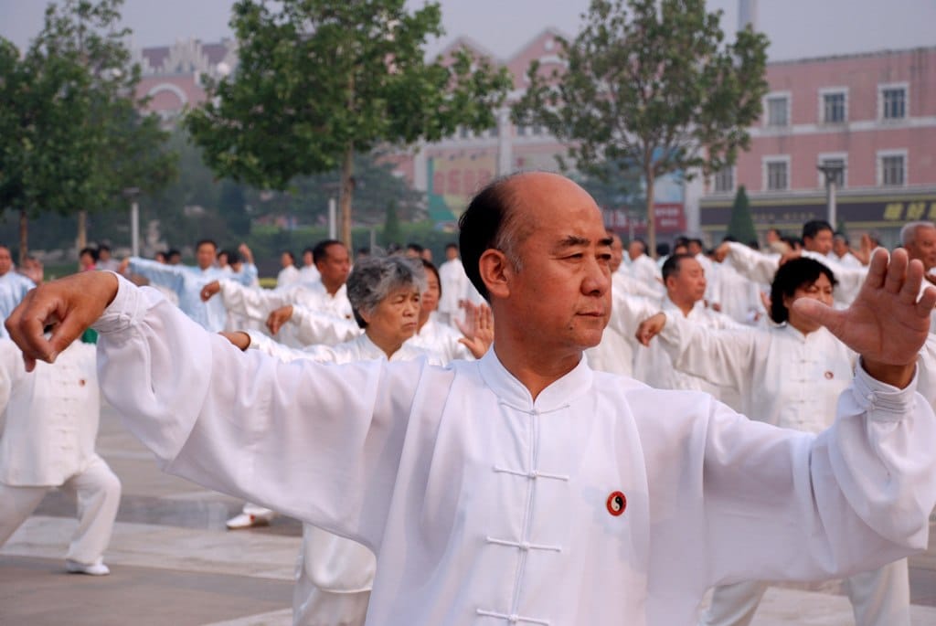 Un groupes de pratiquants, dont plusieurs séniors, s'entraînent au tai-chi-chuan.