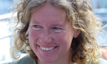 Kirsten Neuschäfer, la première femme victorieuse d’un tour du monde à la voile en solitaire