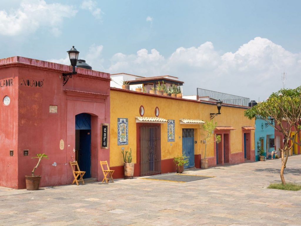 Rue avec maisons colorées à Oaxaca