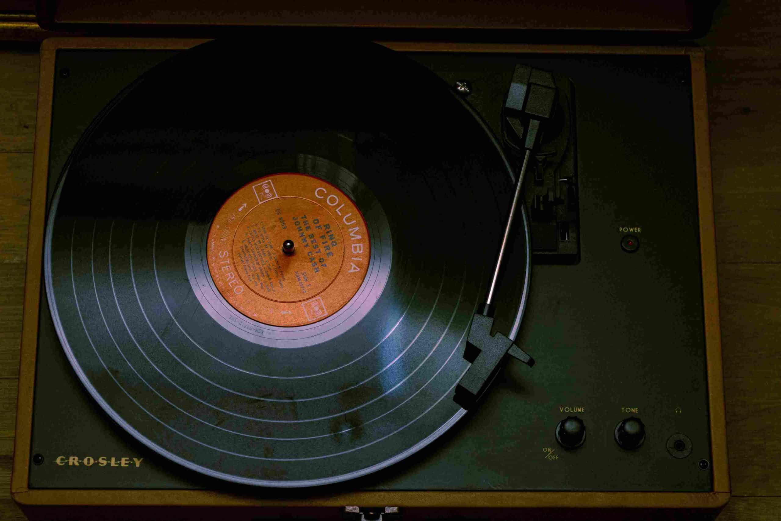 Platine avec disque vinyle posé sous le bras de lecture. Témoigne de la nostalgie que nous pouvons éprouver à l'écoute de musique de notre jeunesse. 