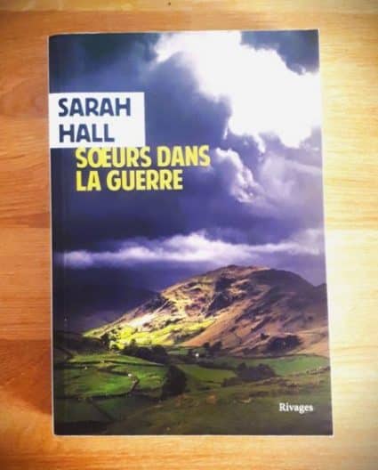 Couverture du livre Sœurs dans la guerre de Sarah Hall, l'un des romans dystopiques adultes de notre sélection