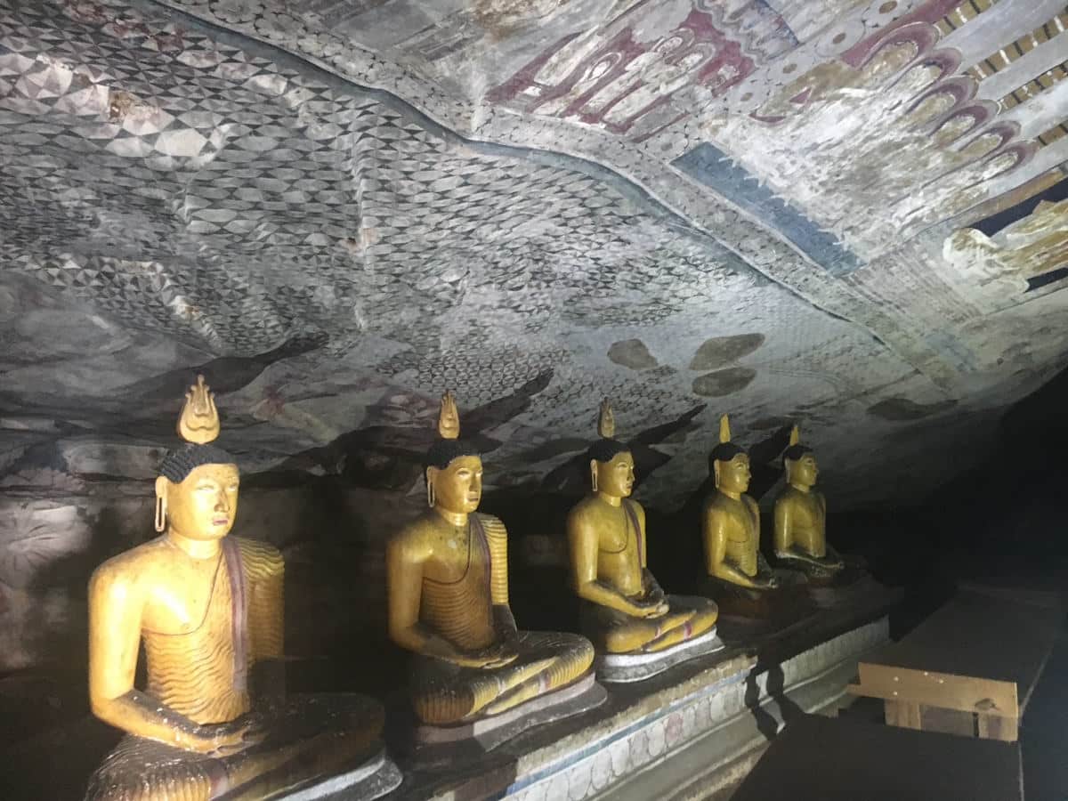 Statues alignées de Bouddha dans une des cavernes de Dambulla 