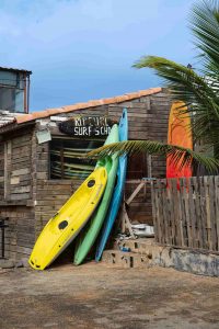 Une école de surf propose de la location de planches
