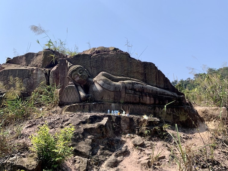 Statue d'un bouddha couché sur la route de la boucle de Thakhek