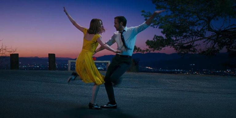 Mia (Emma Stone) et Sebastian (Ryan Gosling) dansent au dessus des collines de Los Angeles
