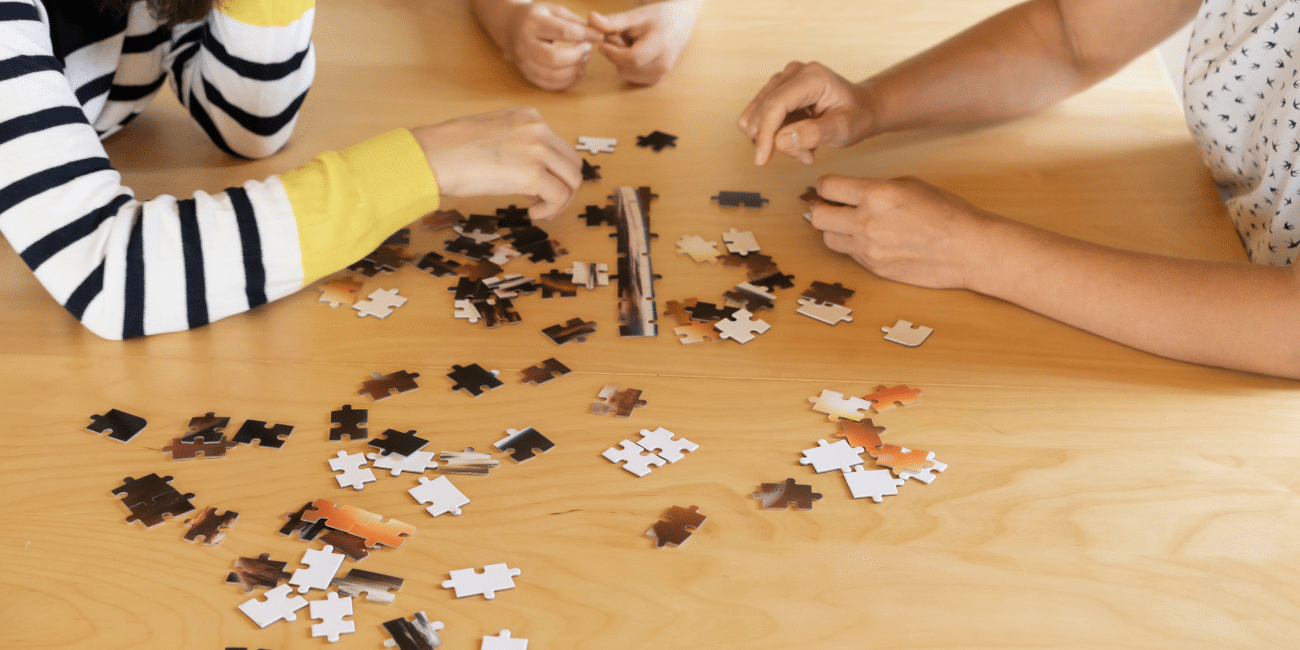 faire un puzzle en famille