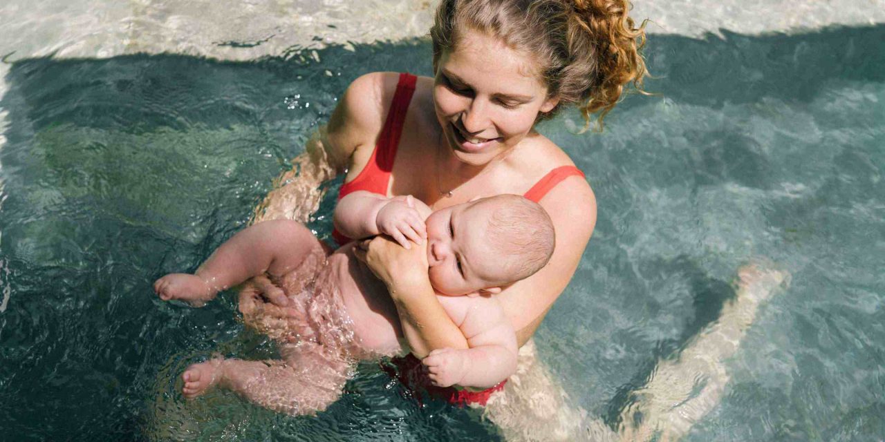 Conseils pour mener à bien des activités avec un bébé à la piscine