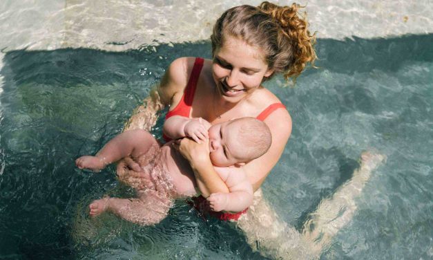 Conseils pour mener à bien des activités avec un bébé à la piscine