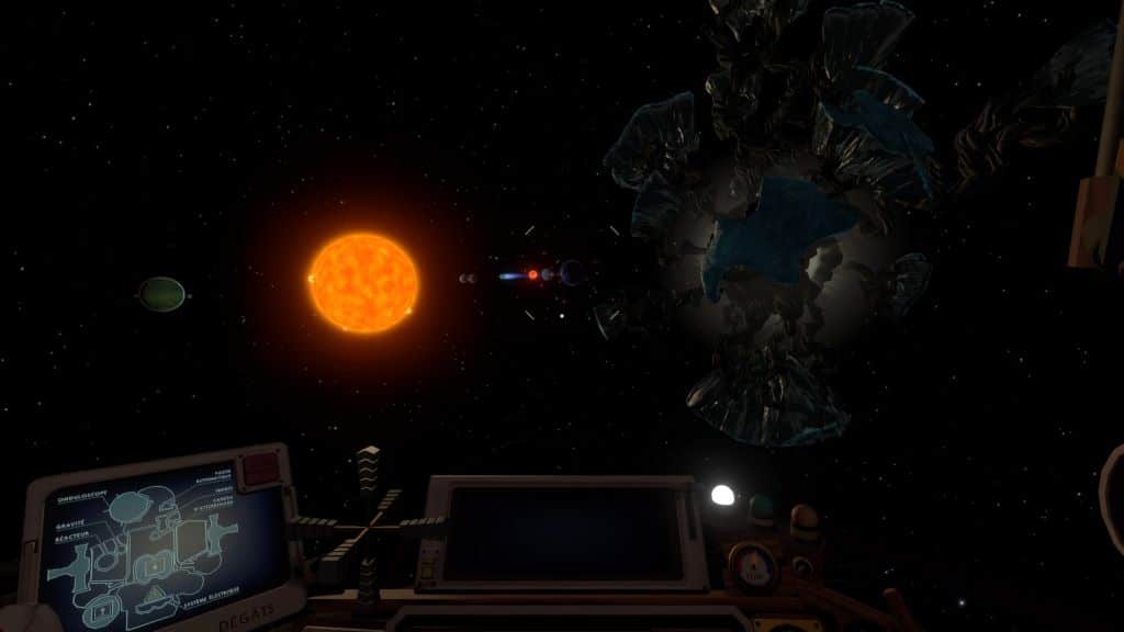 Capture d'écran en cours de partie de Outer Wilds. On y voit une étoile, un satellite, cinq planètes et une comète. Le joueur ou la joueuse est à l'intérieur d'un vaisseau.