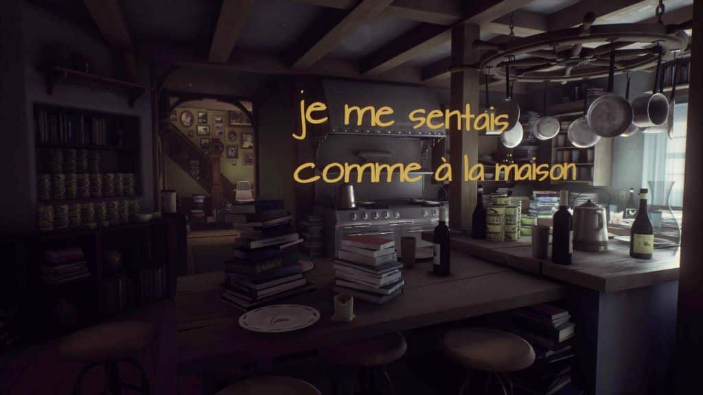 Screenshot du jeu indépendant What Remains of Edith Finch. On y voit l'intérieur de la cuisine du manoir, avec du texte flottant au centre.