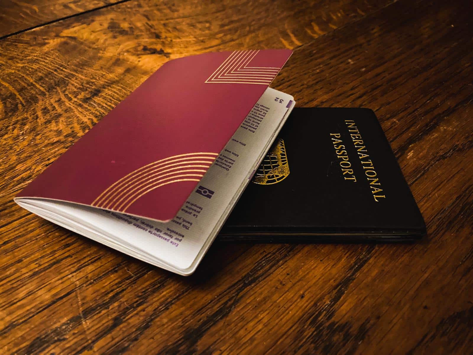 Deux passeports internationaux pour visa 