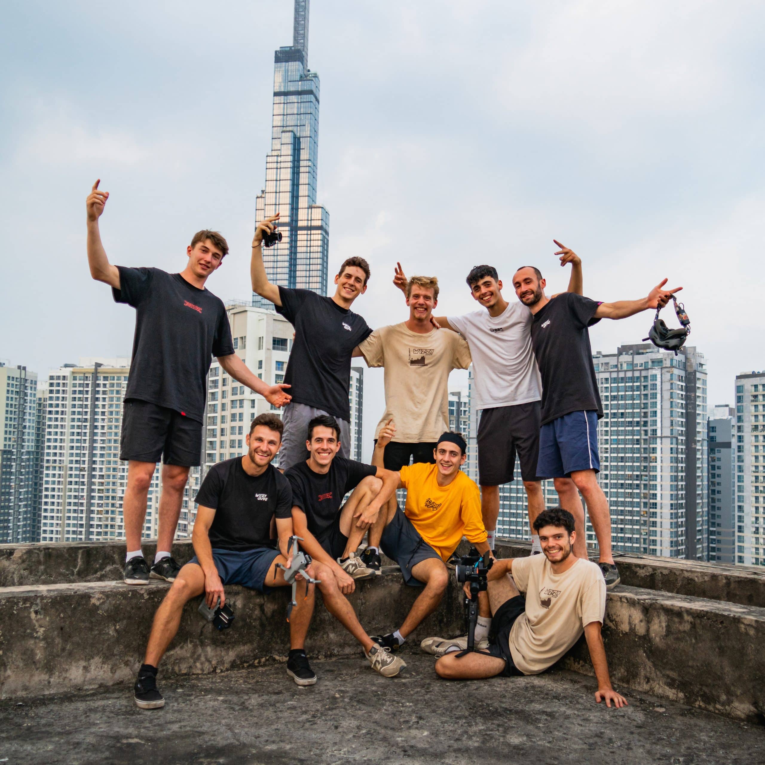 Les membres du collectifs en haut d'une tour au Vietnam
