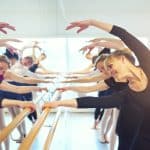 Forme et plaisir après 40 ans grâce à la danse classique : 6 bonnes raisons de sauter le pas !