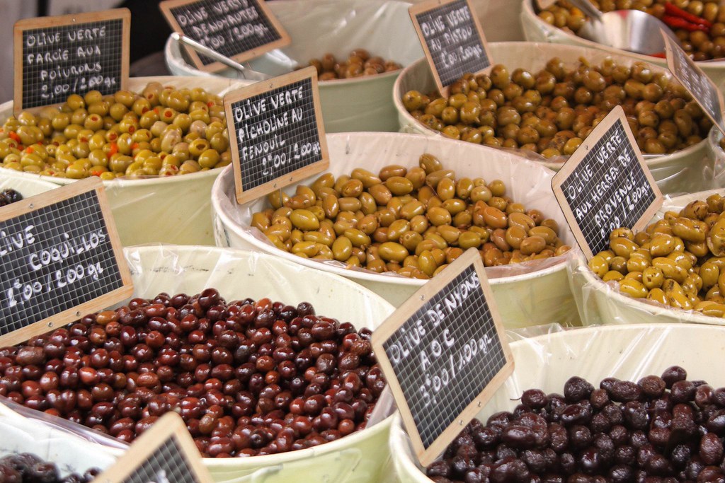 Olives de Nyons sur l'étal du marché. 