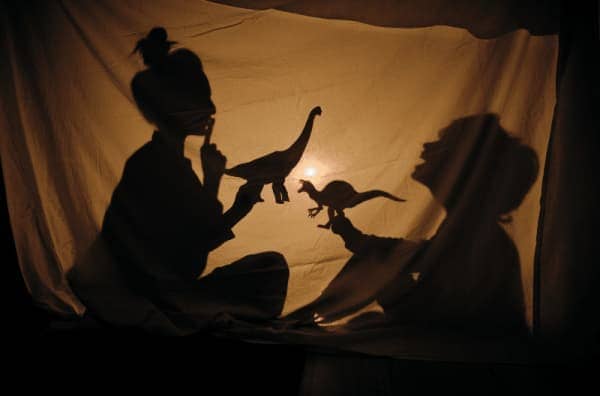 Maman solo joue avec son enfant aux ombres chinoises
