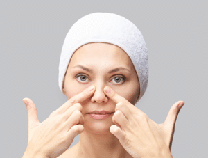 Femme pratiquant la réflexologie faciale ou Dien Chan, au niveau de la zone oculaire, pour avoir un regard profond.