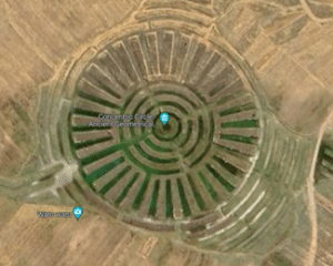 Vue aérienne d’un Waru Waru de la région d’Acora au Pérou aux formes géométriques particulièrement reconnaissables