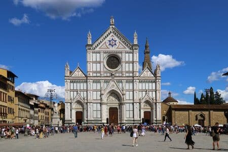 Photographie de la façade de la basilique Santa Croce à Florence.