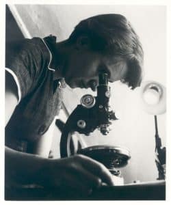 Rosalind Franklin avec un microscope