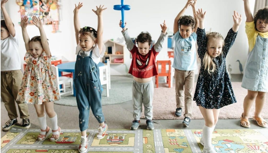 Découvrez comment l’activité physique quotidienne et ludique transforme les classes de primaire [+6 activités]