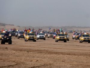 Les différentes catégories de véhicules paradent dans le désert lors du rallye des gazelles;