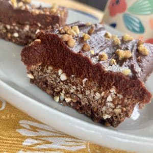 Se lancer dans la pâtisserie végétale en variant les plaisirs. Rien de plus facile avec ce biscuit aux flocons de sarrasin surmonté d’une ganache au chocolat !