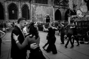 Couples de danseurs de tango argentin dansant dans une milonga de plein air