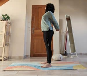 Personne réalisant une posture de yoga d'ouverture du cœur.