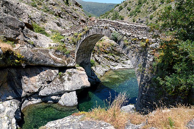 Le pont génois d'Asco, ancien pont de pierre au dessus d'une piscine naturelle