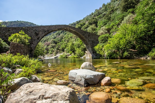 Le pont de Pianella, un des plus beaux ponts génois en Corse. Ancien pont en arc au dessus de la rivière Porto