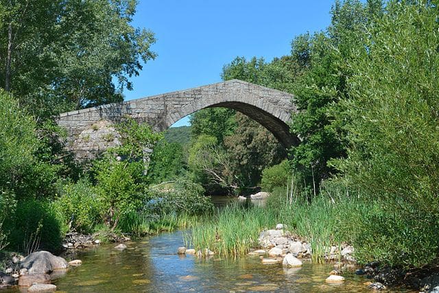 Le pont génois de Spina Cavaddu : ancien pont de pierre au dessus de la rivière Rizzanese